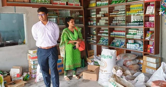 চাটমোহরে বেশি দামে সার বিক্রি করায় ৪ ব্যবসায়ীকে জরিমানা