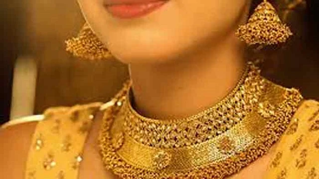 দেশের বাজারে আজ যে দামে বিক্রি হচ্ছে সোনা