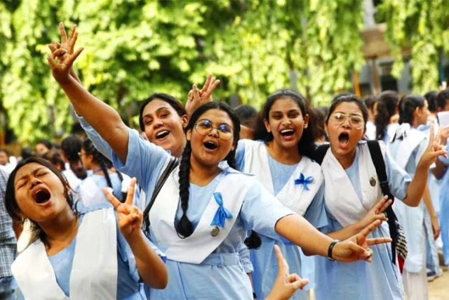 পাসের হার ও জিপিএ-৫ এ এবারও এগিয়ে মেয়েরা