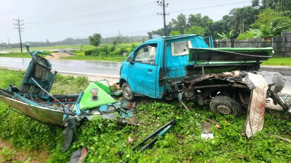চকরিয়ায় বাস চাপায় লেগুনার ৪ যাত্রী নিহত