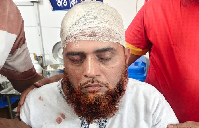 নোয়াখালীতে হোটেল ম্যানেজারকে কুপিয়ে জখম, ৫ লাখ টাকা লুট