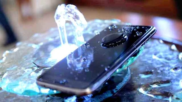 ফোনে পানি ঢুকলে যে ৪টি কাজ ভুলেও করবেন না