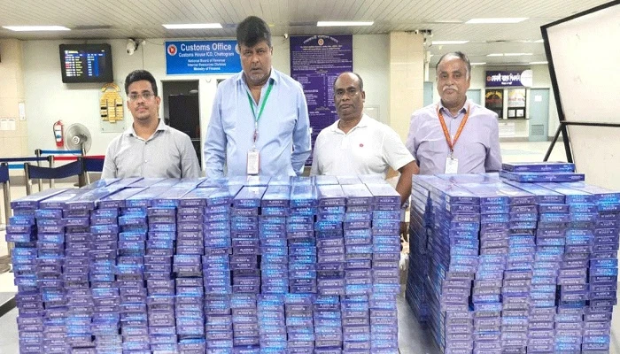 শাহ আমানতে সাড়ে ৫ কোটি টাকার সিগারেট-আইফোন জব্দ