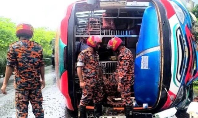 ঢাকা-মাওয়া এক্সপ্রেসওয়েতে বাস উল্টে ৭ যাত্রী আহত