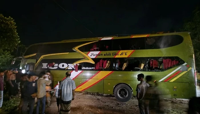 কক্সবাজারে বাসে আগুন, জানালার কাচ ভেঙে ৩০ যাত্রী উদ্ধার