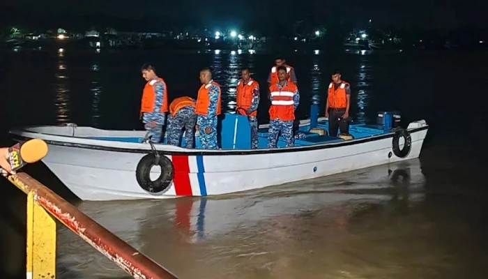 খুলনায় মাঝ নদীতে ফেরি-ট্রলার সংঘর্ষ, উদ্ধার ৪০