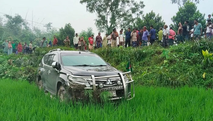 পথচারীকে বাঁচাতে গিয়ে ধানক্ষেতে গাড়ি, আহত প্রতিমন্ত্রী ও তার স্ত্রী
