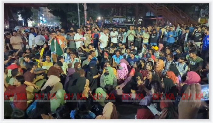 তিতুমীর কলেজকে বিশ্ববিদ্যালয়ে দাবিতে ফের মহাখালী এলাকায় সড়ক অবরোধ করেছেন শিক্ষার্থীরা 