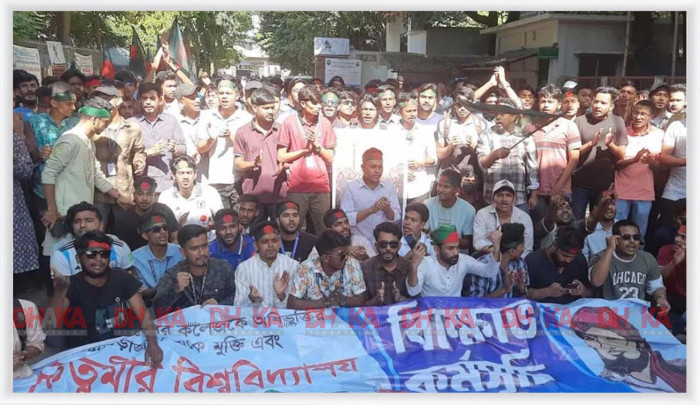 তিতুমীর কলেজকে বিশ্ববিদ্যালয় করার দাবিতে আজ কলেজের ভেতরে অবস্থান নিয়েছে শিক্ষার্থীরা